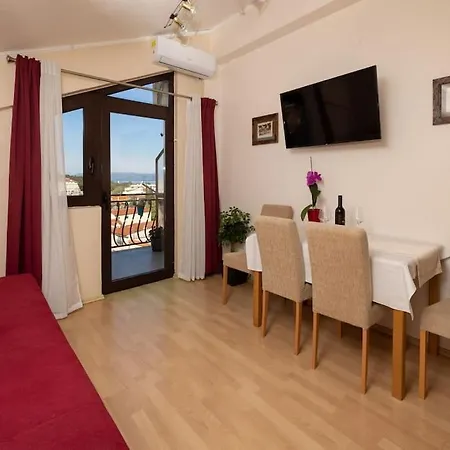 Sea And Mountain Views - Old Town Retreat