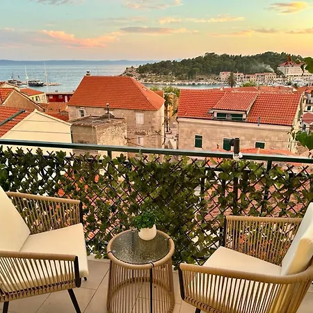 Sea And Mountain Views - Old Town Retreat